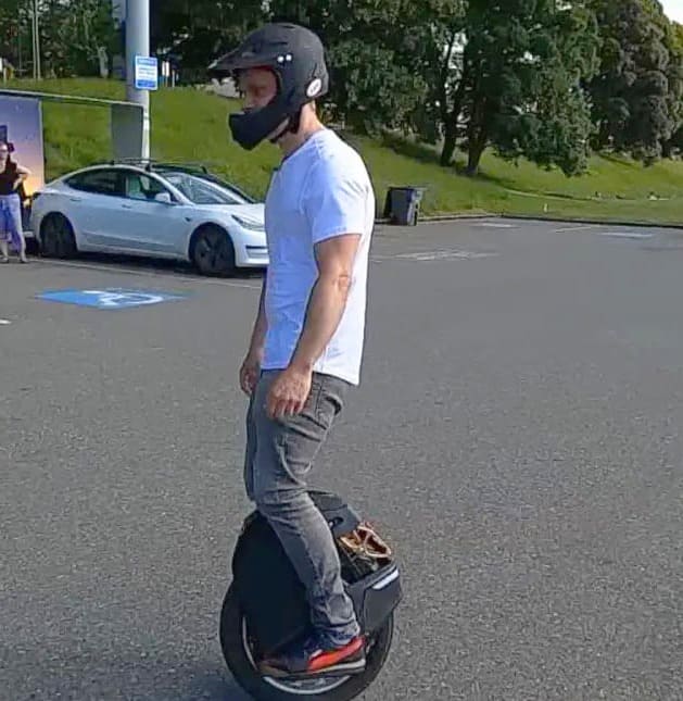 o persoana pe monociclu electric sau monowheel in parc, se deplaseaza